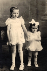 Miloslava Hojdekrová with her sister, 1957