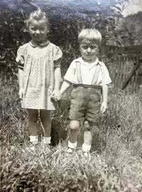 Se sestrou Jiřinou
