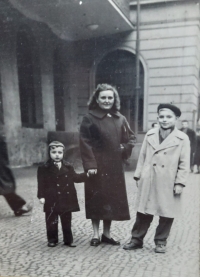 Martin Poživil (vlevo) s maminkou a bratrem Tomášem, 50. léta
