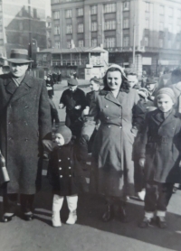 Celá rodina v Praze, 50. léta
