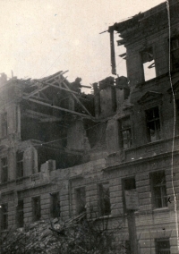 Dům v pražské čtvrti Vysočany, ve kterém rodina Věry Kopejskové bydlela, po zásahu leteckou pumou