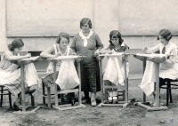 Maminka Věry Kopejskové (zcela vpravo) jako vyšívačka