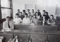 Žáci gymnázia v Heerbruggu a Martin Poživil jako učitel chemie
