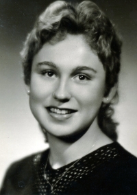 Věra Kopejsková, tehdy Holubová, na fotografii z maturitního tabla
