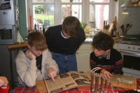 Tým žáků si prohlíží fotografie a další materiály