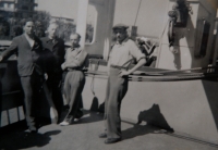 Otec na lodi do Austrálie, nejmenší postava (3. zleva), 1950
