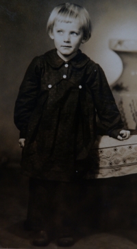 Marie Halgašová asi v roce 1951, jely se s maminkou vyfotit do Českého Krumlova, aby poslaly fotku tatínkovi