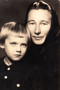 Marie Halgašová s maminkou Julií Prüherovou, asi v roce 1951, když se jely vyfotit do Českého Krumlova, aby poslaly fotku tatínkovi