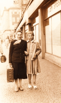 Marie Halgašová s maminkou v Praze na nádraží, když jely nakupovat do Tuzexu bundu – tatínek už jim posílal něco na přilepšenou, 60. léta
