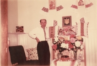 Otec Teodor Melnik s vlastnoručně vyšívanými polštáři a ubrusy, Austrálie 