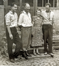 Rodina Brunerových, zleva otec, dědeček, babička a strýc Petra Brunera, asi 1958