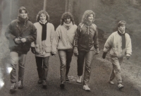 Na výletě se spolužačkami (J. Macháčková zcela nalevo)
