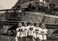 Osvobození Volyně, matka Petra Brunera uprostřed, květen 1945