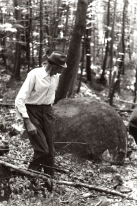Otec Pavel Prášek v Háji u Velké nad Veličkou, 1979