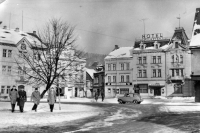 Náměstí v České Kamenici, vpravo otec pamětnice, 60. léta 20. století