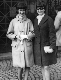 Pamětnice (vlevo) se sestrou Alicí, rok 1968 