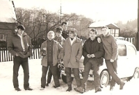 Tomáš Bergmann (vpravo) s přáteli na Silvestra, asi 1966