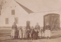 Statek v Řípci 1911-1913, zleva sestra dědy Alžběta Bartůšková-Hamrová, babička Anna Nováková - Hamrová, dva chlapci uprostřed jsou otec a bratr