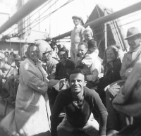 Tomáš Bergmann (uprostřed na zádech otce) s matkou (vlevo od otce) a sestrou (vpravo od otce) během cesty z Palestiny do Československa, 1946