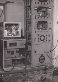 Zničené vybavení hotelového pokoje Klínovec, odkud probíhalo utajené vysílání 