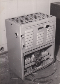 Zničené vybavení hotelového pokoje Klínovec, odkud probíhalo utajené vysílání 