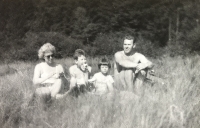 Manželé Jirošovi s dětmi Josefem a Věrou, léto 1962
