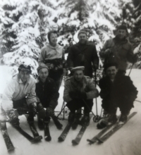 Na lyžích s manželkou a přáteli, 1956