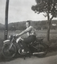 Miloslav Jiroš na motocyklu, léto 1950