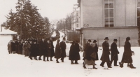 The funeral procession from St. Lawrence's Church past the Evangelical Church to the cemetery. The photo shows how long it was. When the coffin passed through the cemetery gate, the final attendees were still lining up by the church, making the procession about one kilometre long. Local grammar school teacher Karel Fink noted: "Her funeral was a magnificent manifestation of the respect and love that the broadest strata of Vysoké Mýto people felt towards the deceased."
