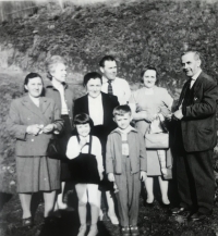 Miloslav Jiroš s prarodiči a rodinou, mladý muž vzadu, 1962