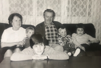 Miloslav Jiroš s manželkou a vnoučaty