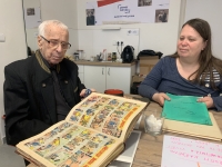 S dcerou Magdalenou při prohlížení materiálů a vzpomínání, 2. dubna 2025