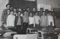 Zuzana Hudečková (v první řadě třetí zprava) se třídou na 1. stupni v ZŠ Dobřichovice (začátek 70. let)
