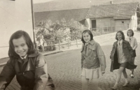 Zuzana Hudečková (druhá na fotografii) s kamarádkami před ZŠ Dobřichovice (začátek 70. let)
