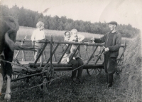 Rodiče Arnošta Vošahlíka s jeho syny, 70. léta