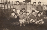 Jindřich Fencl (vepředu vpravo) na XI. všesokolském sletu