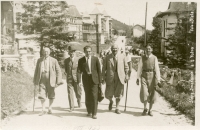 1933, v Starom Smokovci, Pavol Strauss (v strede), napravo od neho jeho otec a brat Juraj