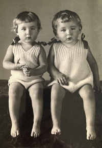 Milan Kuna se sestřičkou (vlevo), 1933