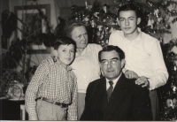 1961, Vianoce, Jozef (vľavo) s rodičmi a bratom Pavlom