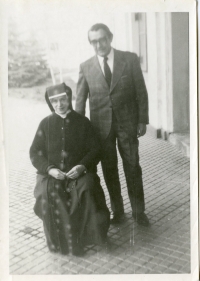 1975, Pavol Strauss s vychovávateľkou z detstva sestrou Kamilou