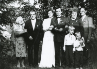 1990, Jozefova svadba, zľava Mária Straussová, Pavol Strauss, Zuzana Straussová a Jozef