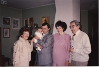 1991, zľava nevlastná sestra Pavla Straussa, Jozef s dcérou Veronikou, manželka Zuzana, Pavol Strauss