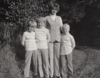 Brigitte Marksová se syny na výletě v roce 1971