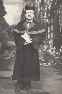 Manžel jako kněz v divadelní hře v roce 1956, hru nastudovali v místní pobočce Kulturního sdružení občanů německé národnosti 