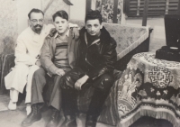 Manžel Edwin Marks v bílém v divadelním představení Matka od Karla Čapka, hru nastudovali v místní pobočce Kulturního sdružení občanů německé národnosti