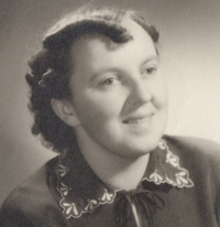 Annelies Taubová kolem osmnácti let