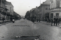 Ulice pokrytá sovětskými vlajkami, srpen 1968
