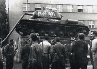 Občané tank osvoboditelů nejprve pomalovali, později uřízli hlaveň a nakonec strhli z podstavce. Okupační posádka během několika týdnů tank opravila a vracela zpět, srpen 1968