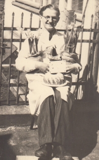 Jaroslav Jirman, otec pamětníka, slaví svátek, 50. léta