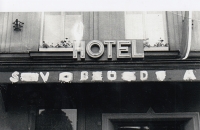 Hotel Moskva v Trutnově přepsali protestující občané na hotel Svoboda. Cyklus fotografií Jaroslava Jirmana z bouřlivého odporu občanů během srpnové  okupace 1968
